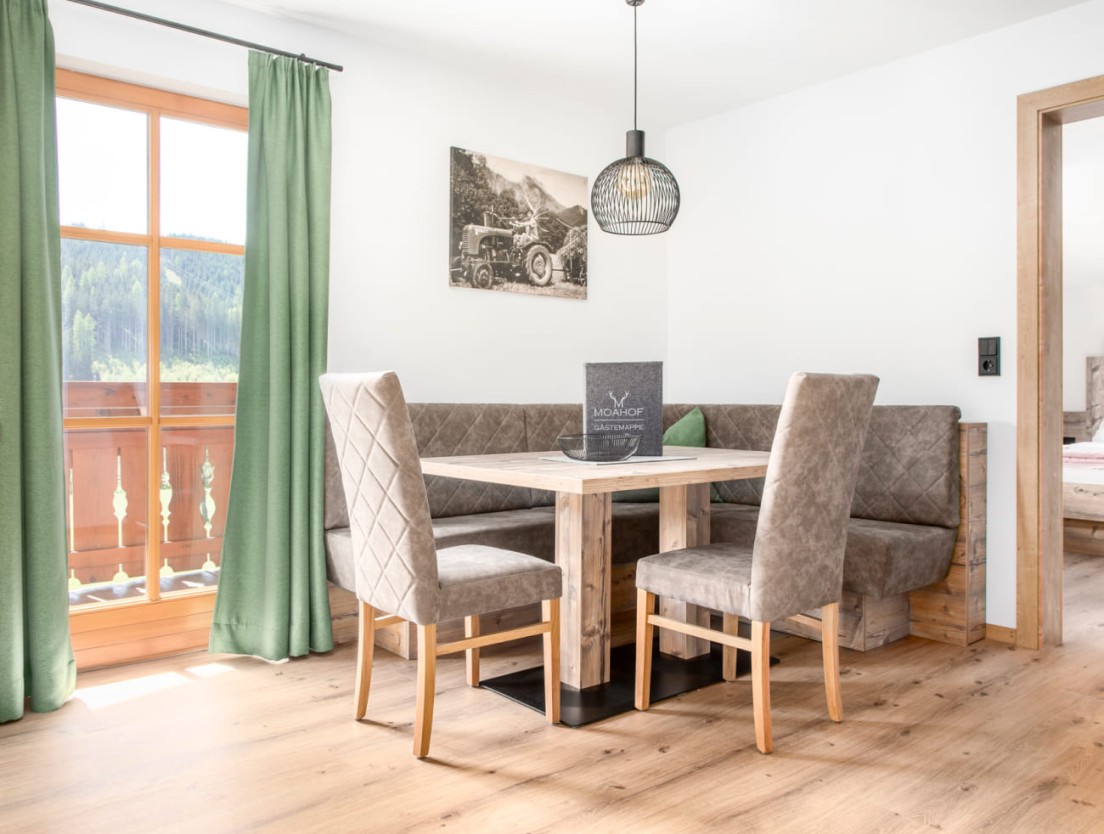 Wohnbereich mit Balkon im Appartement Nr. 3 im Bio-Bauernhof Moahof in Salzburg.