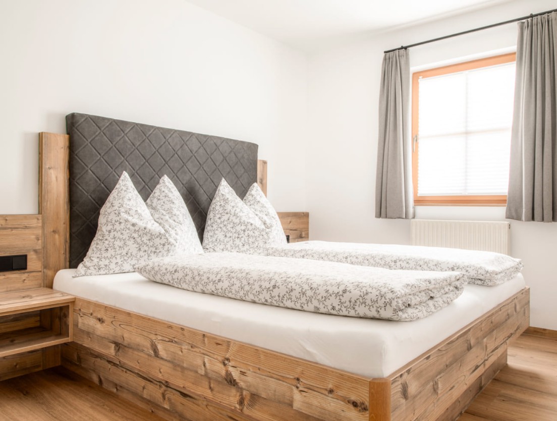 Doppelbett im Schlafzimmer von Appartement Nr. 3 am Moahof in Werfenweng.