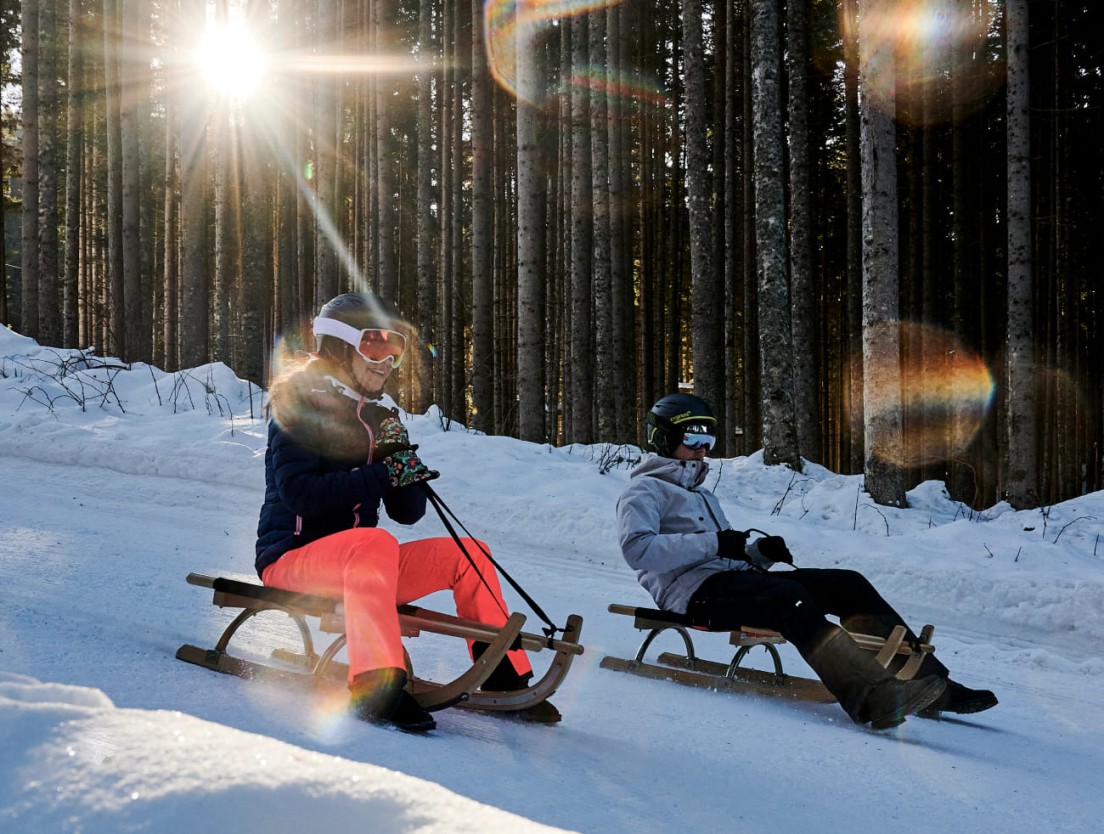 Winterspaß beim Rodeln in der verschneiten Landschaft von Werfenweng © Tourismusverband Werfenweng Marco Dullnig